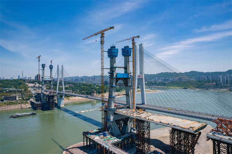 Chongqing: construção da ponte de Lijiatuo sobre rio Yangtzé está em andamento