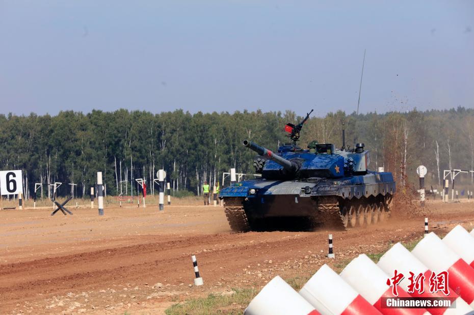 Jogos Internacionais do Exército de 2022: equipe chinesa participa da competição de “biatlo de tanques”