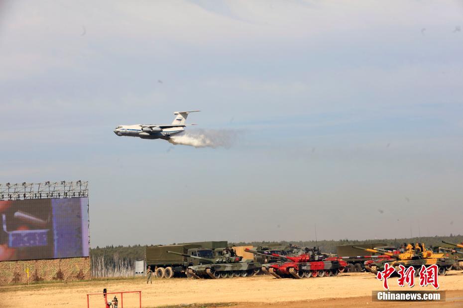 Jogos Internacionais do Exército de 2022: equipe chinesa participa da competição de “biatlo de tanques”