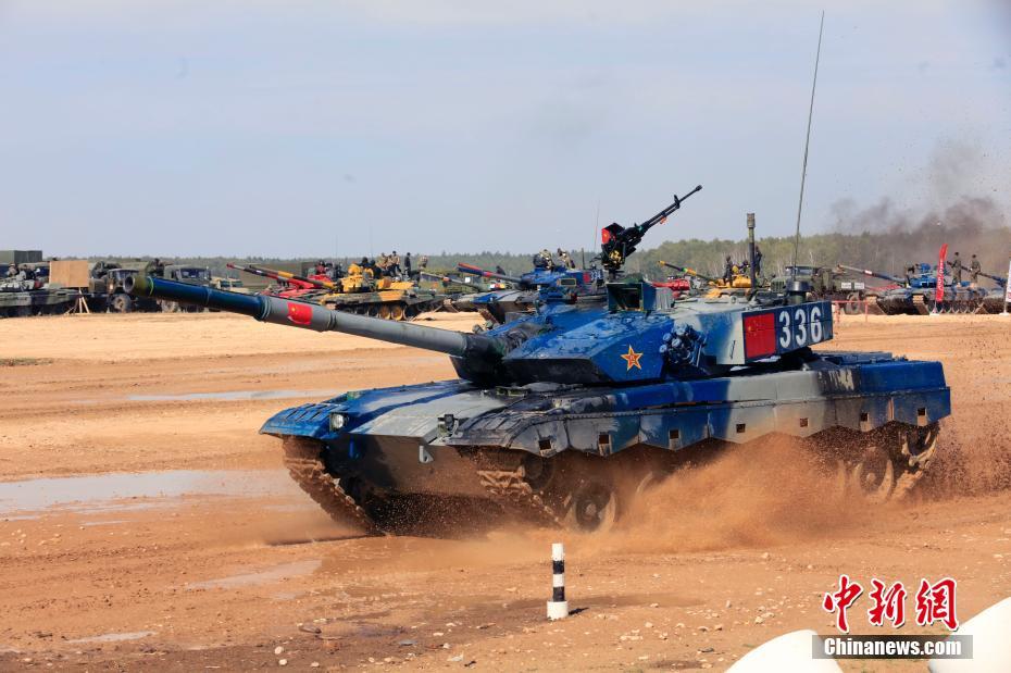 Jogos Internacionais do Exército de 2022: equipe chinesa participa da competição de “biatlo de tanques”