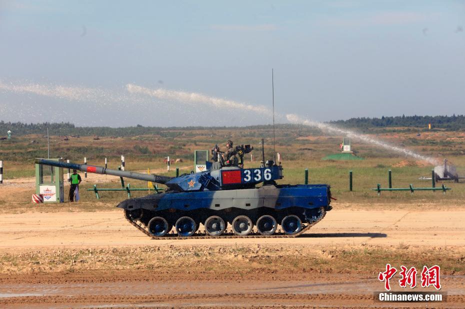 Jogos Internacionais do Exército de 2022: equipe chinesa participa da competição de “biatlo de tanques”