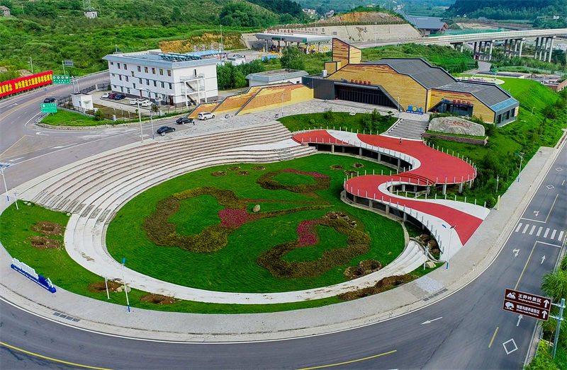Beleza de estrada atrai atenção turística no norte da China