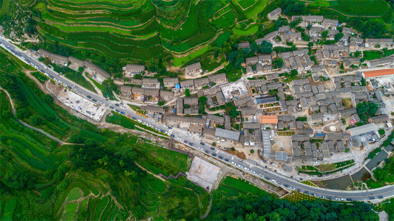 Beleza de estrada atrai atenção turística no norte da China