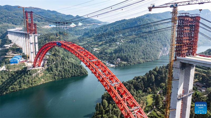 China: maior ponte em arco com tubo de aço cheio de concreto no mundo conclui fechamento