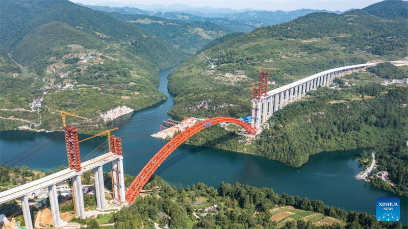 China: maior ponte em arco com tubo de aço cheio de concreto no mundo conclui fechamento