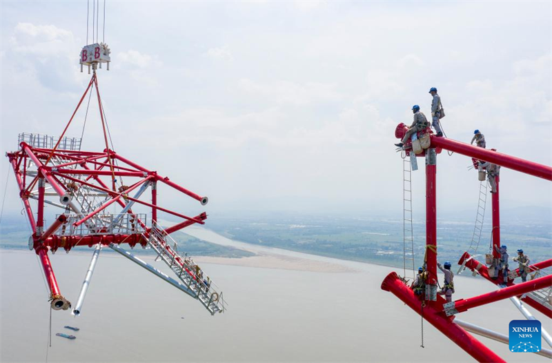 Construção da torre norte de transmissão de energia do projeto de transmissão de energia Baihetan-Zhejiang é concluída