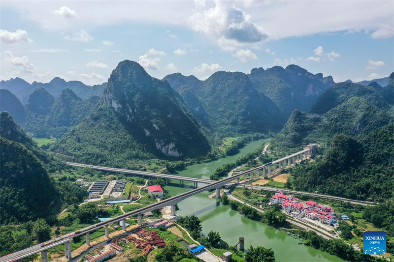 Guangxi inicia colocação de trilho da ferrovia de alta velocidade Guiyang-Nanning