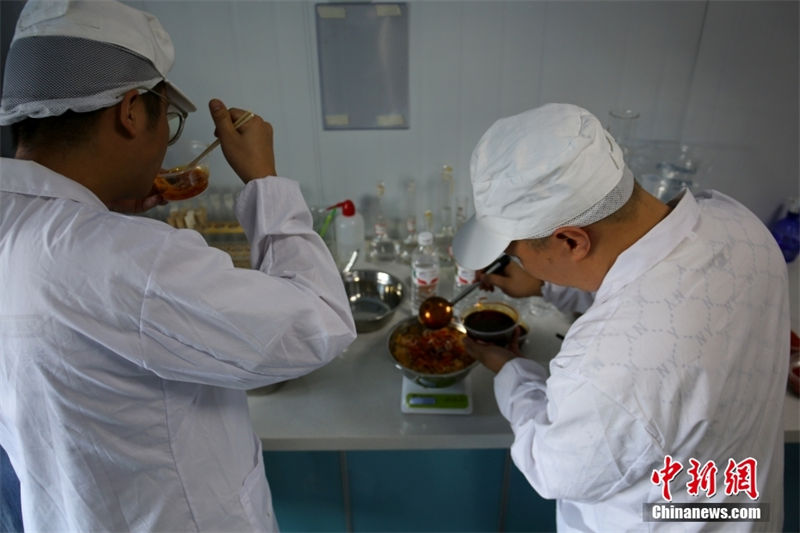 Degustador especiarias esperimenta macarrão de arroz 