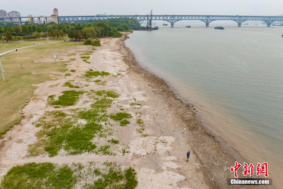 Nível da água na seção de Nanjing do rio Yangtzé continua caindo