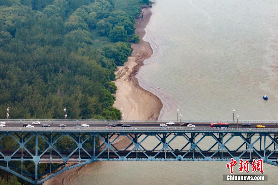 Nível da água na seção de Nanjing do rio Yangtzé continua caindo