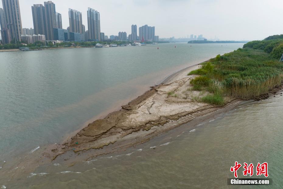 Nível da água na seção de Nanjing do rio Yangtzé continua caindo