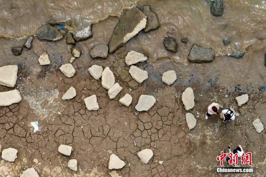 Nível da água na seção de Nanjing do rio Yangtzé continua caindo