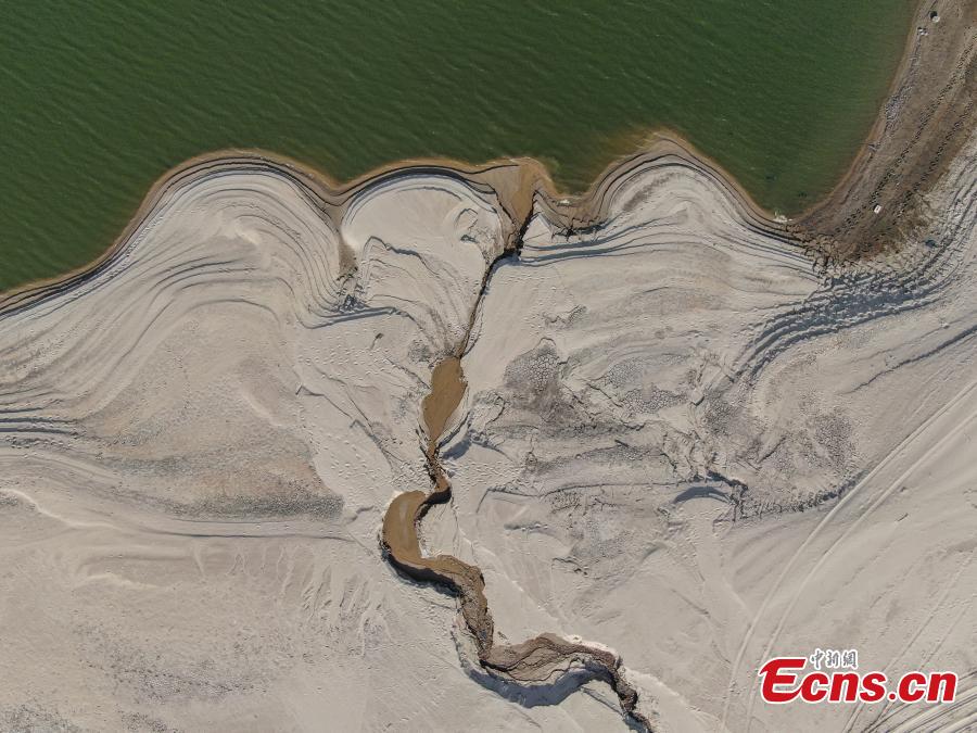 Ilha Luoxingdun emerge do lago Poyang devido à seca