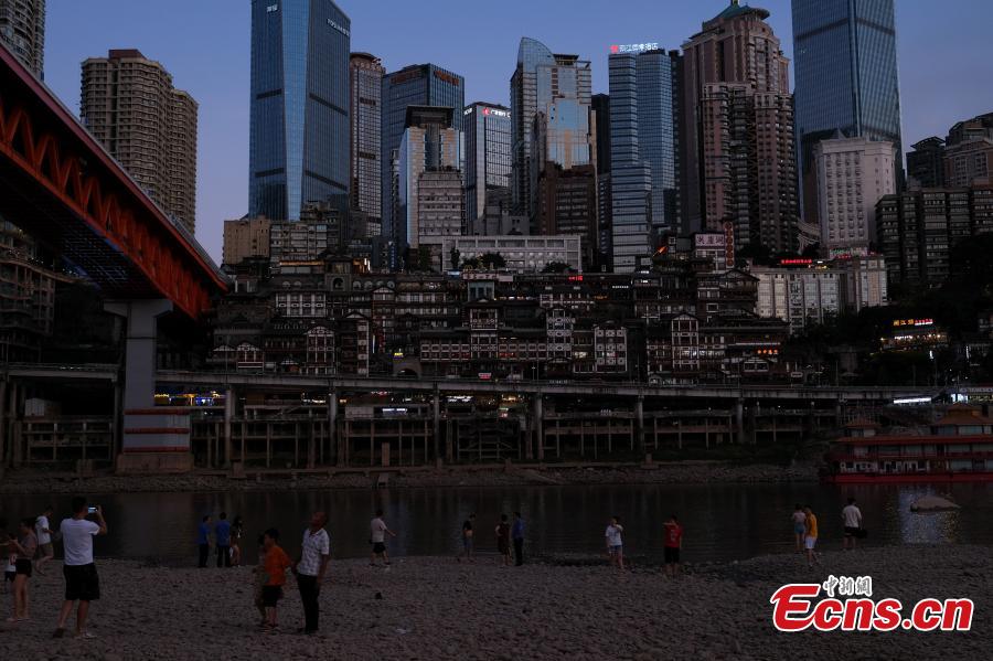 Chongqing: luzes de pontos de referência diminuem devido à falta de energia