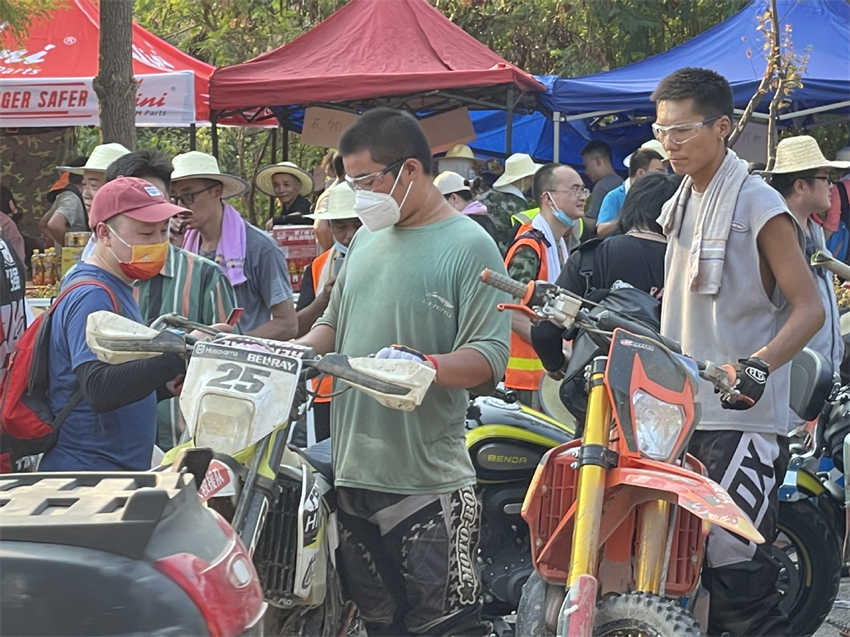 Motociclistas ajudam em combate a incêndio florestal em Chongqing