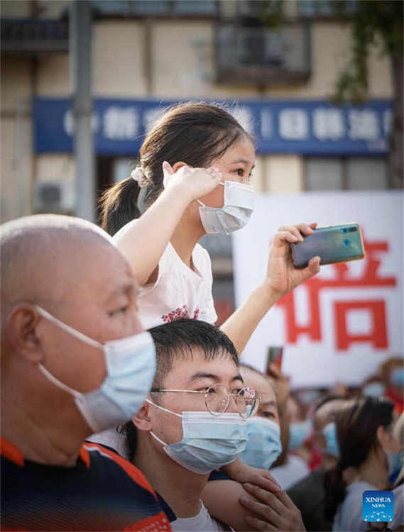 Residentes de Chongqing se despedem dos bombeiros que apagaram incêndio florestal