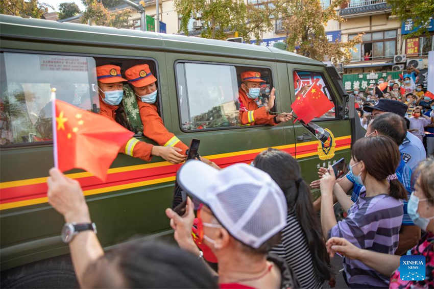 Residentes de Chongqing se despedem dos bombeiros que apagaram incêndio florestal