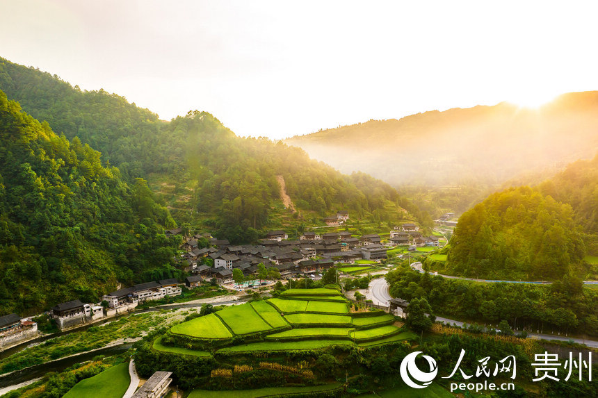 Guizhou: vila Jidao da etnia Miao apresenta beleza das vilas tradicionais chinesas