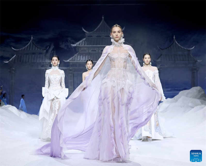 Galeria: Beijing inicia a Semana de Moda da China de S/S 2023