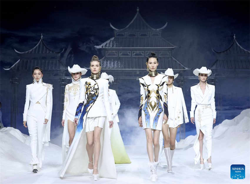 Galeria: Beijing inicia a Semana de Moda da China de S/S 2023