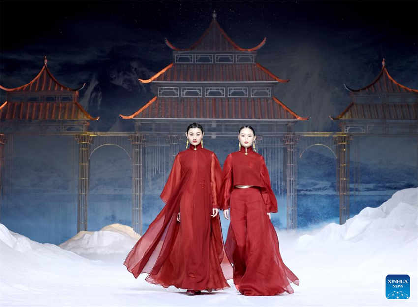 Galeria: Beijing inicia a Semana de Moda da China de S/S 2023