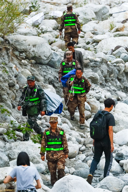 Sichuan: linha de abastecimento em montanhas