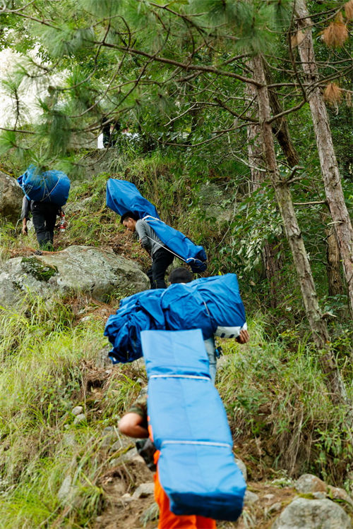 Sichuan: linha de abastecimento em montanhas