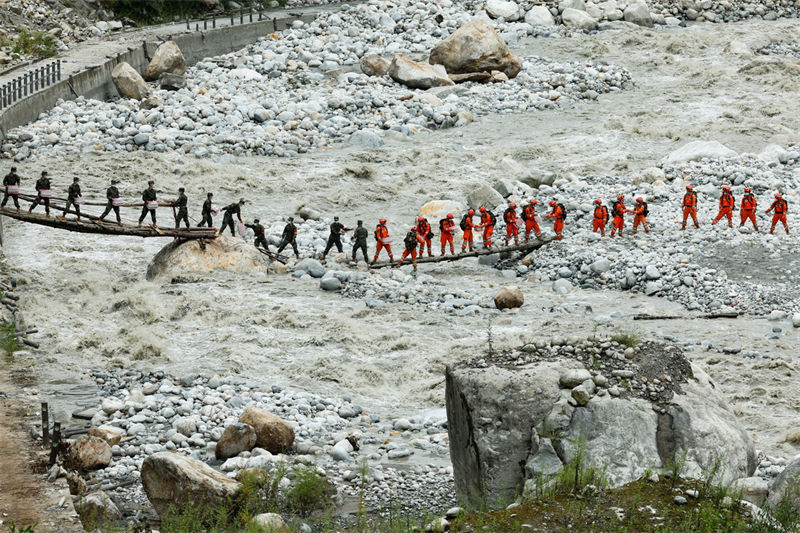 Sichuan: linha de abastecimento em montanhas