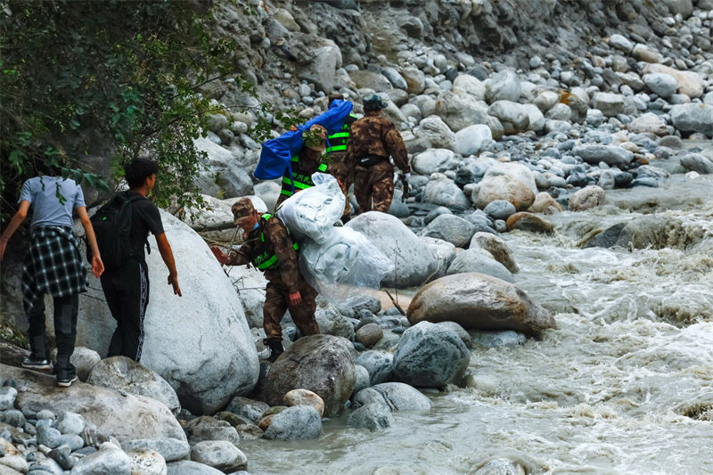 Sichuan: linha de abastecimento em montanhas