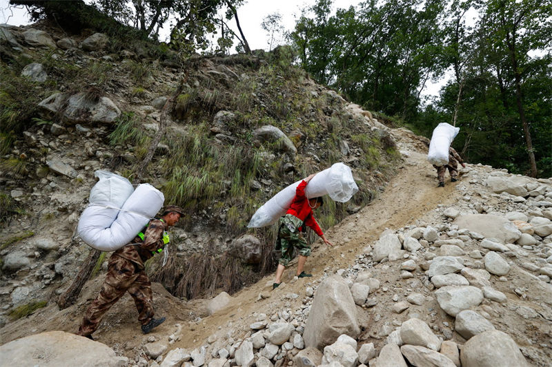 Sichuan: linha de abastecimento em montanhas