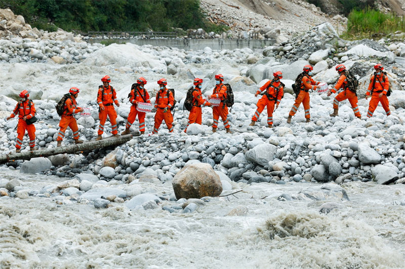 Sichuan: linha de abastecimento em montanhas