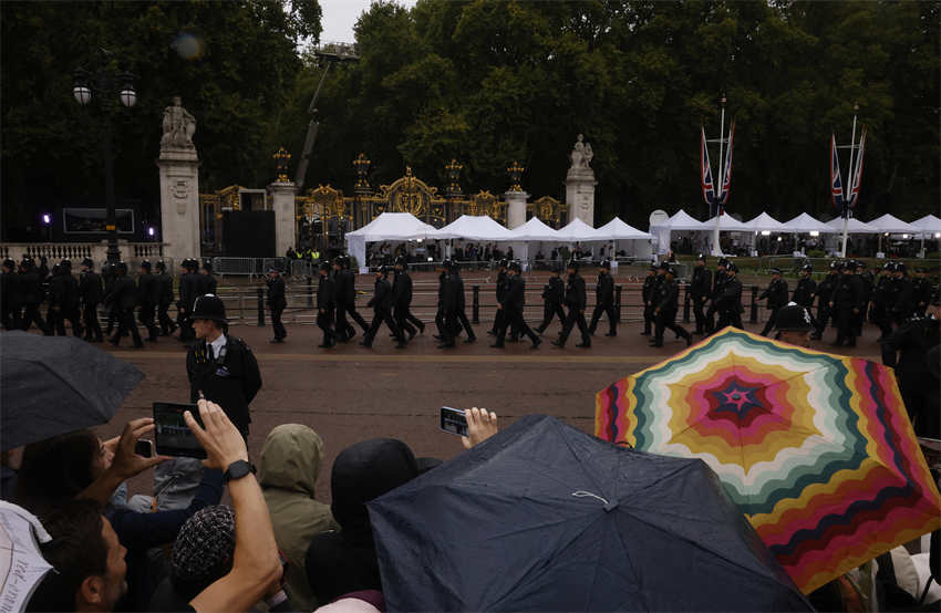 Caixão da rainha Elizabeth II chega ao Palácio de Buckingham