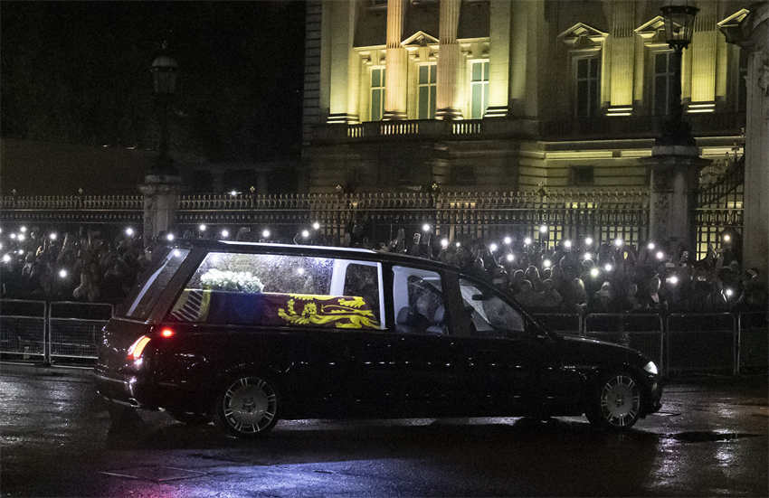 Caixão da rainha Elizabeth II chega ao Palácio de Buckingham