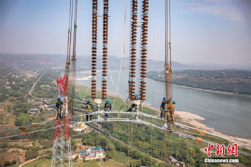 Seção de Chongqing de transmissão de energia Baihetan-Zhejiang completa travessia do rio Yangtze