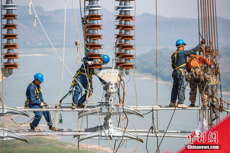 Seção de Chongqing de transmissão de energia Baihetan-Zhejiang completa travessia do rio Yangtze