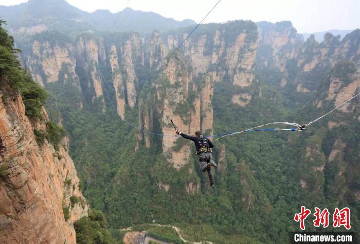 Entusiastas realizam salto com elástico entre montanhas de Zhangjiajie