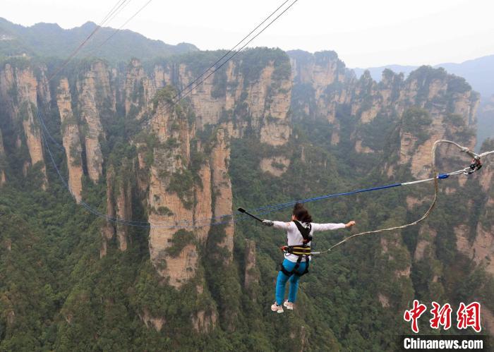 Entusiastas realizam salto com elástico entre montanhas de Zhangjiajie