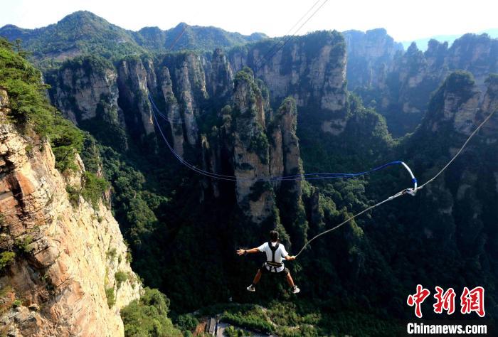 Entusiastas realizam salto com elástico entre montanhas de Zhangjiajie