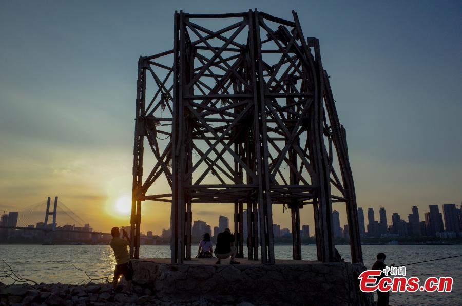 Wuhan: trilhos da ferrovia abandonada são expostos devido à queda do nível das águas do rio Yangtze