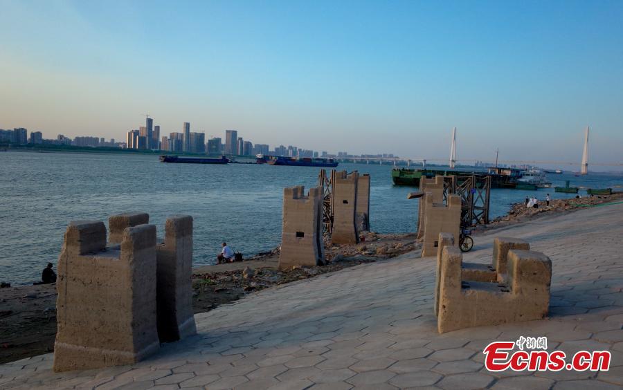 Wuhan: trilhos da ferrovia abandonada são expostos devido à queda do nível das águas do rio Yangtze