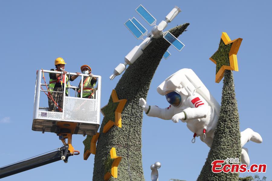 Beijing recebe decorações de flores para celebrar o Dia Nacional