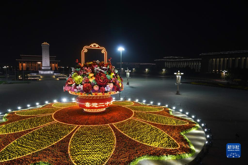 Galeria: Cesta gigante de flores decora Praça de Tiananmen