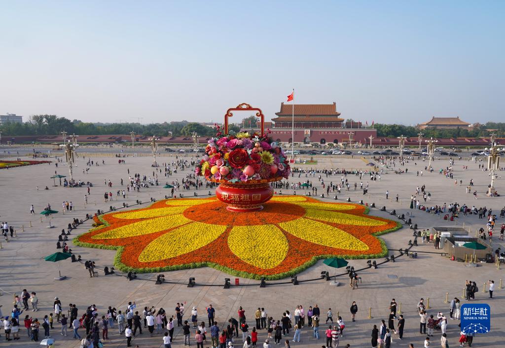 Galeria: Cesta gigante de flores decora Praça de Tiananmen