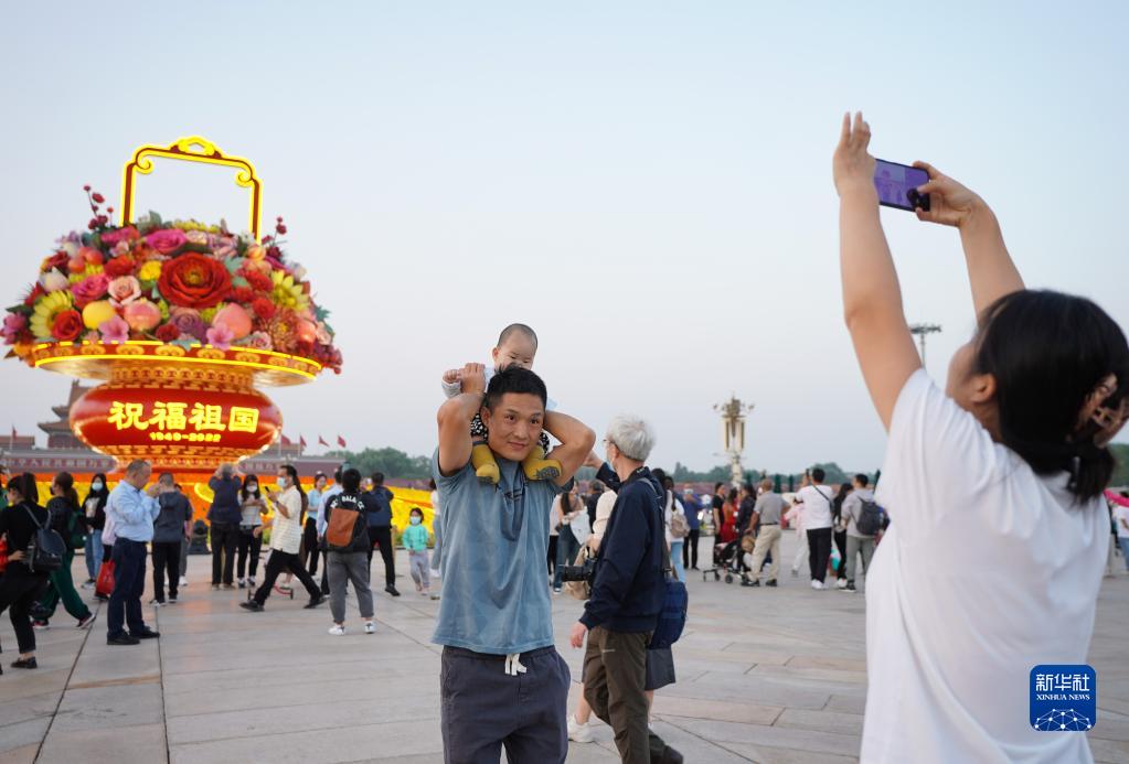 Galeria: Cesta gigante de flores decora Praça de Tiananmen