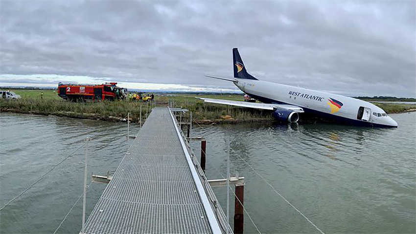 França: avião de carga sai da pista e sua nariz  mergulha no lago