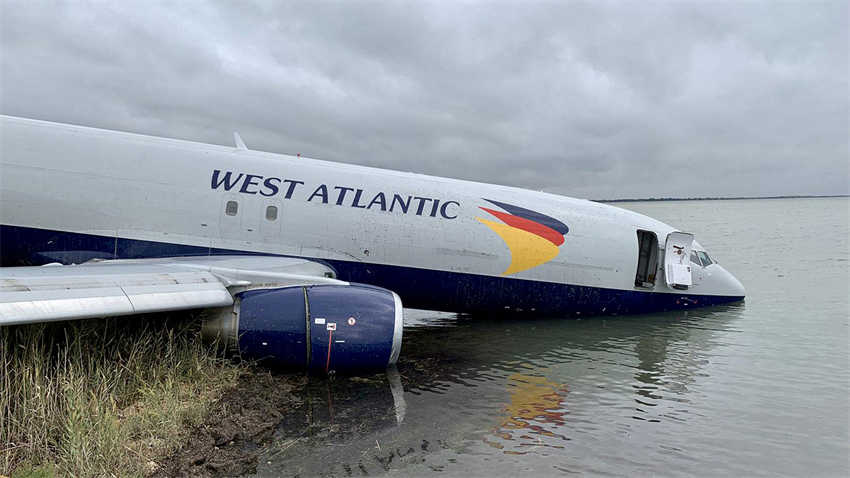 França: avião de carga sai da pista e sua nariz  mergulha no lago