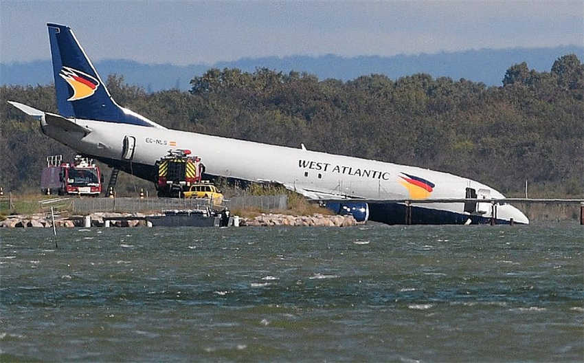 França: avião de carga sai da pista e sua nariz  mergulha no lago
