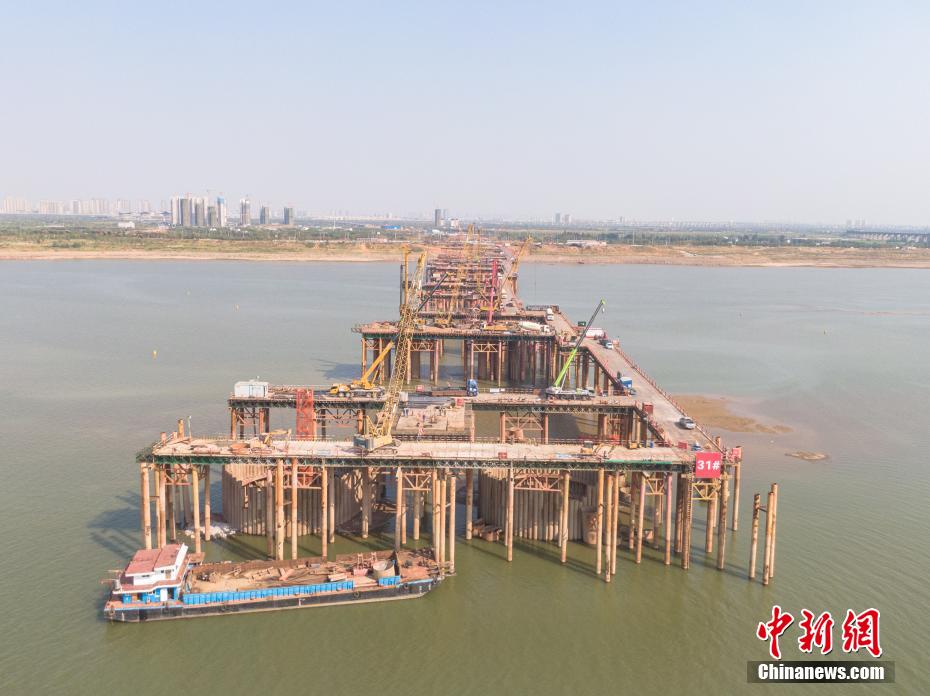 Panorama aéreo da construção da ponte Hongzhou em Jiangxi