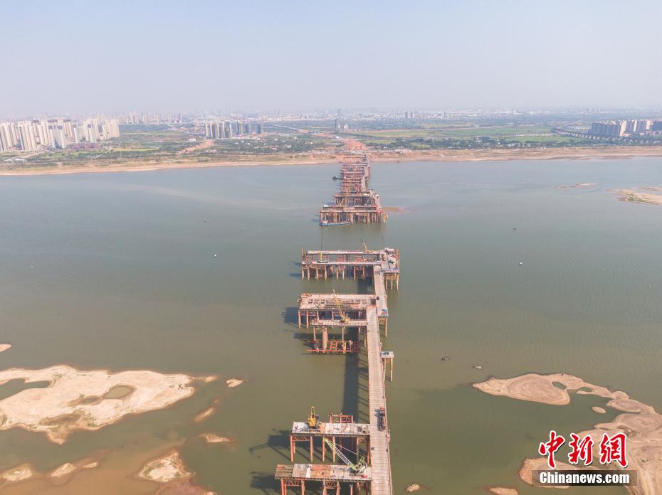 Panorama aéreo da construção da ponte Hongzhou em Jiangxi