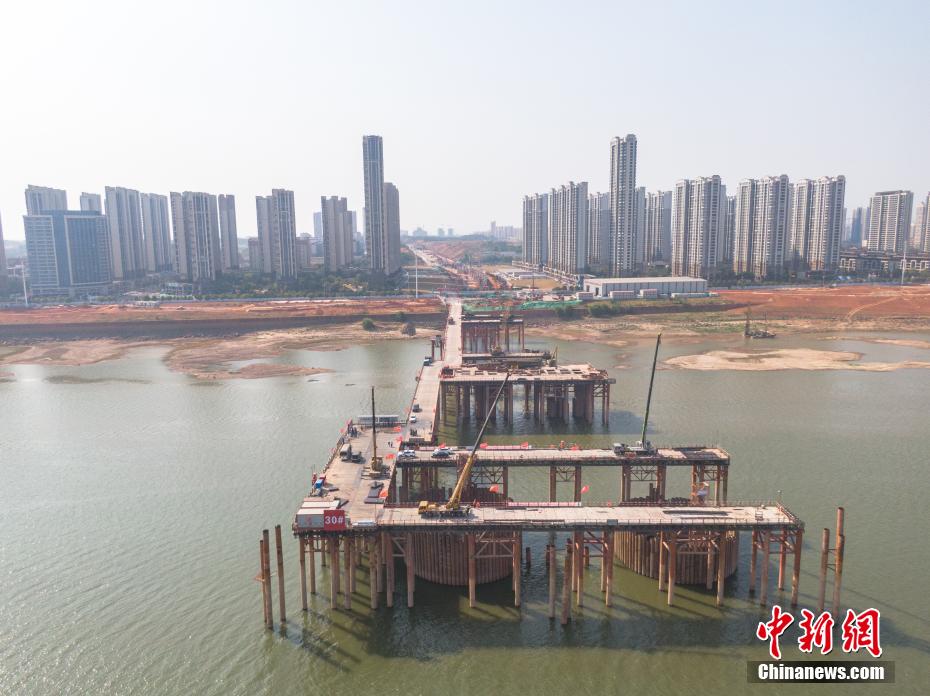 Panorama aéreo da construção da ponte Hongzhou em Jiangxi